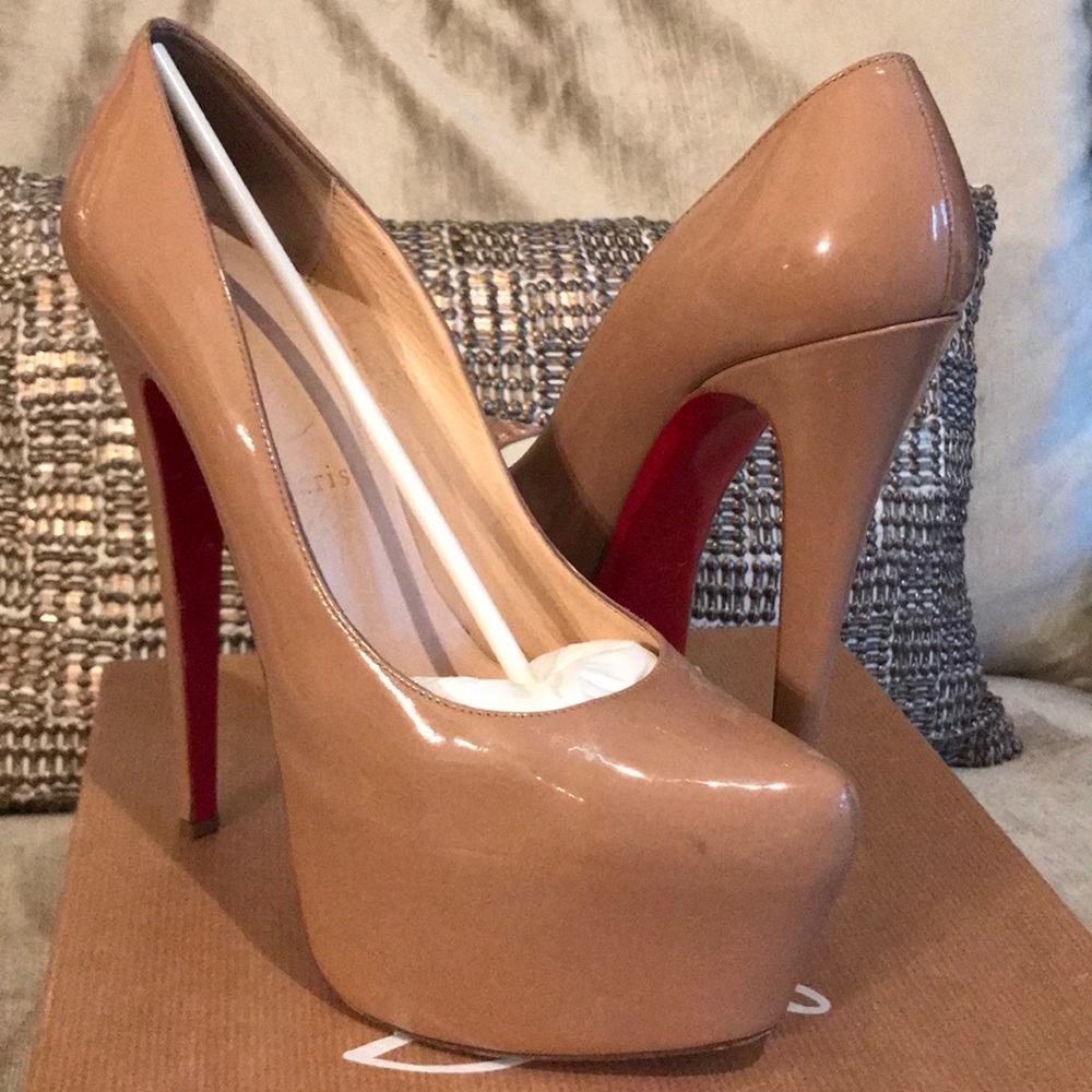 Christian Louboutin Daffodile nude patent pumps